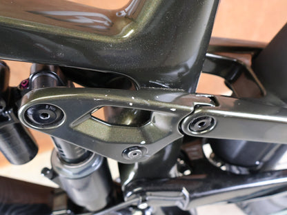 Mountainbike von Trek, TREK SLASH 9.8 GX AXS T - TYPE GEN 6 / BLACK OLIVE / M/L vor USEDBIKES - OB.DE Hintergrund