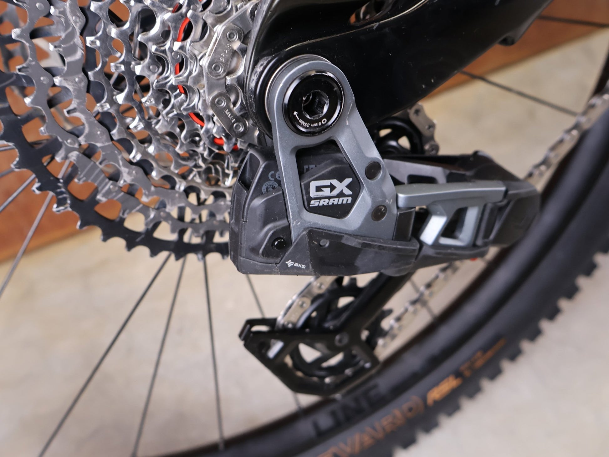 Mountainbike von Trek, TREK SLASH 9.8 GX AXS T - TYPE GEN 6 / BLACK OLIVE / M/L vor USEDBIKES - OB.DE Hintergrund