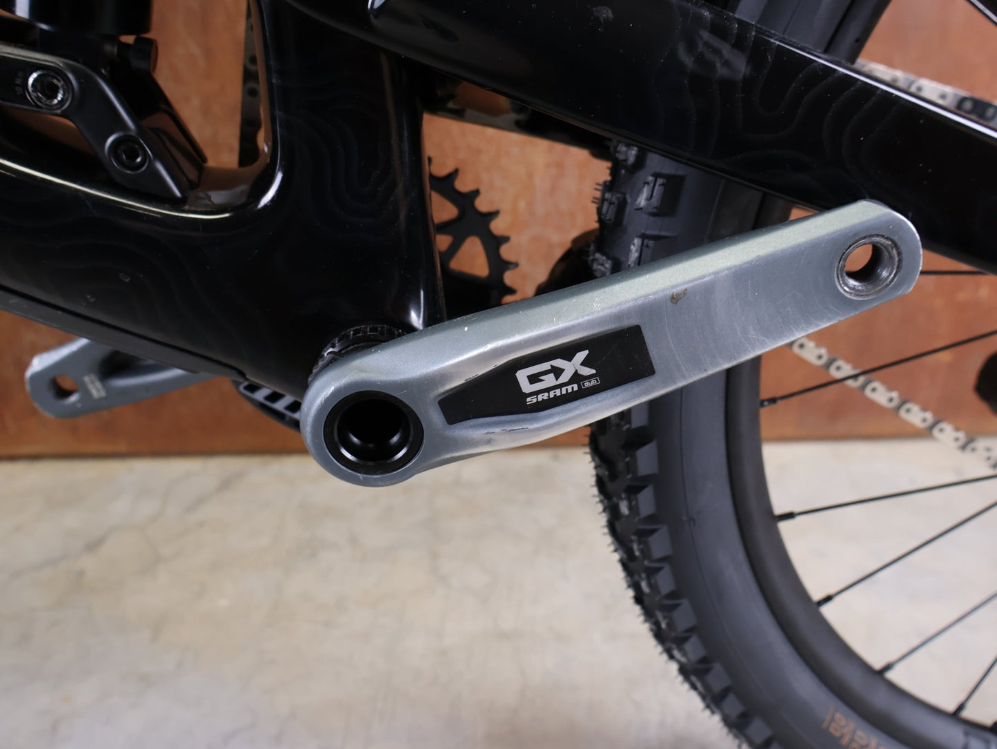 Mountainbike von Trek, TREK SLASH 9.8 GX AXS T - TYPE GEN 6 / BLACK OLIVE / M/L vor USEDBIKES - OB.DE Hintergrund