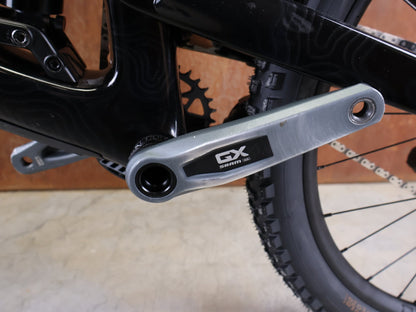 Mountainbike von Trek, TREK SLASH 9.8 GX AXS T - TYPE GEN 6 / BLACK OLIVE / M/L vor USEDBIKES - OB.DE Hintergrund