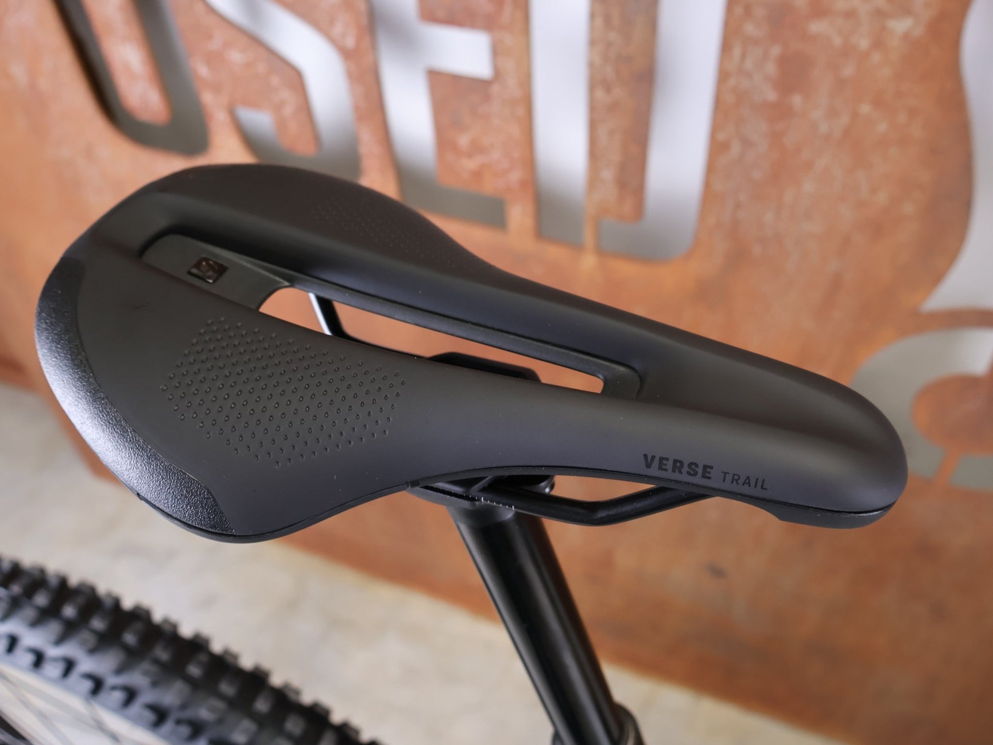 Mountainbike von Trek, TREK SLASH 9.8 GX AXS T - TYPE GEN 6 / BLACK OLIVE / M/L vor USEDBIKES - OB.DE Hintergrund