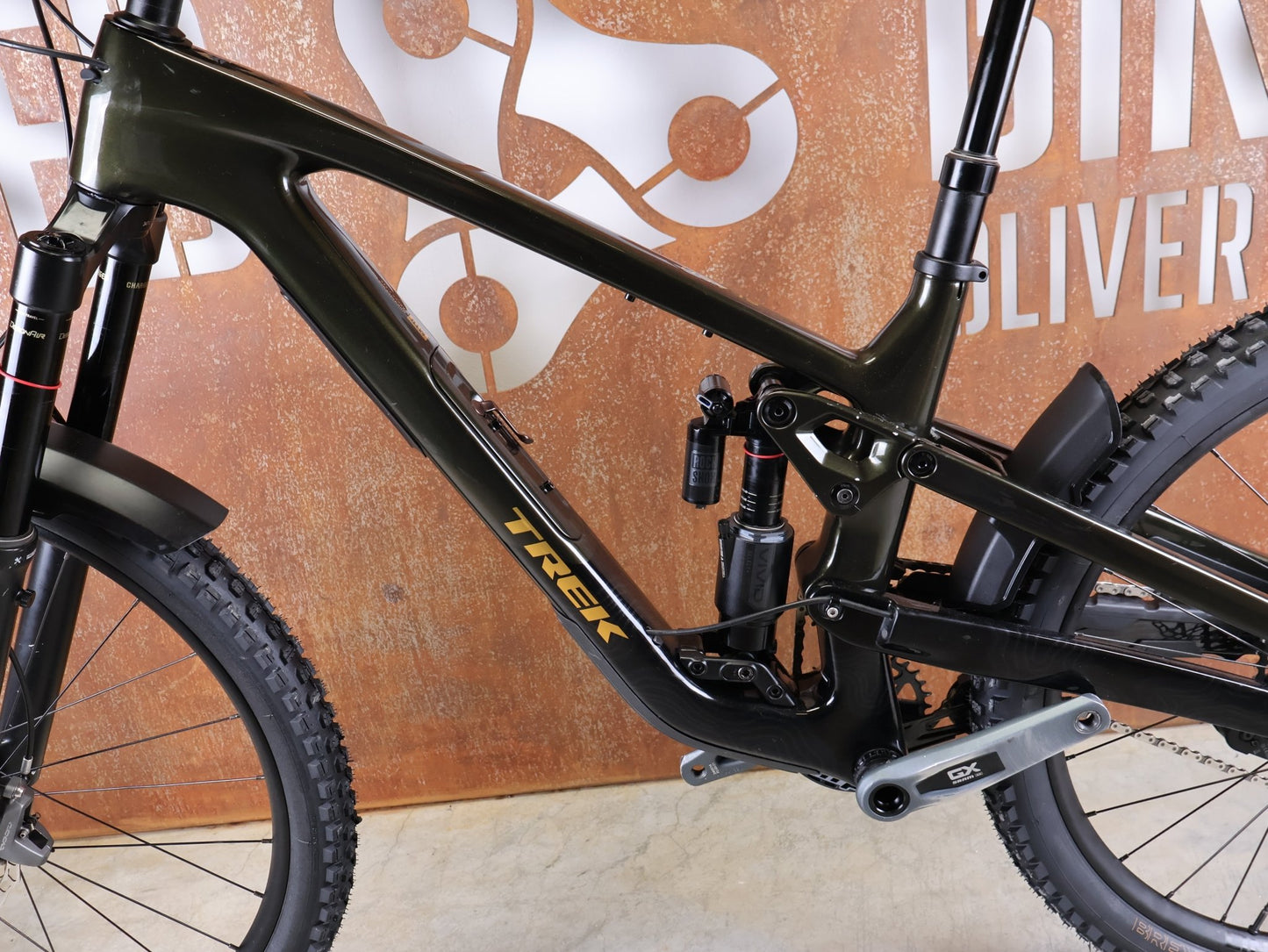 Mountainbike von Trek, TREK SLASH 9.8 GX AXS T - TYPE GEN 6 / BLACK OLIVE / M/L vor USEDBIKES - OB.DE Hintergrund