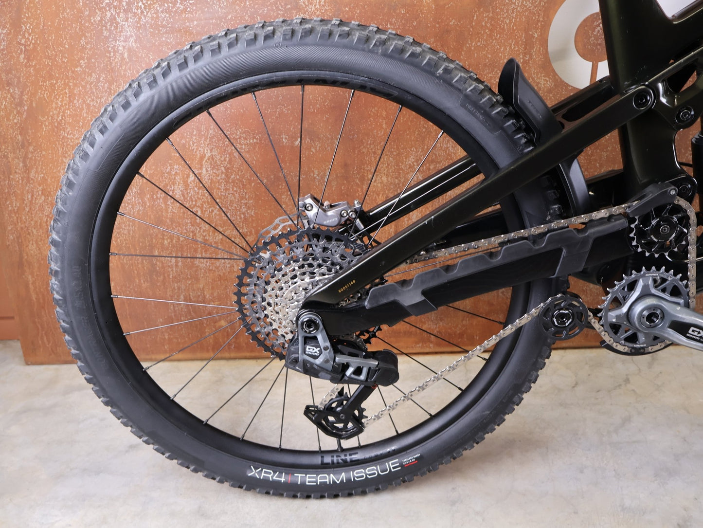 Mountainbike von Trek, TREK SLASH 9.8 GX AXS T - TYPE GEN 6 / BLACK OLIVE / XL vor USEDBIKES - OB.DE Hintergrund