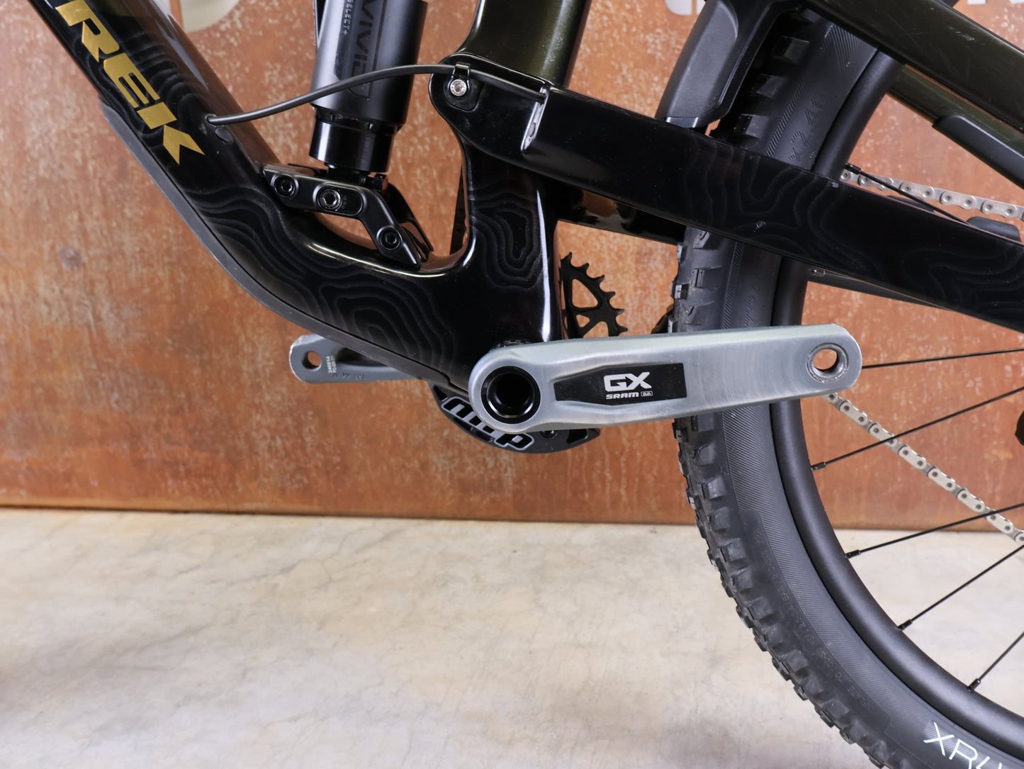 Mountainbike von Trek, TREK SLASH 9.8 GX AXS T - TYPE GEN 6 / BLACK OLIVE / XL vor USEDBIKES - OB.DE Hintergrund