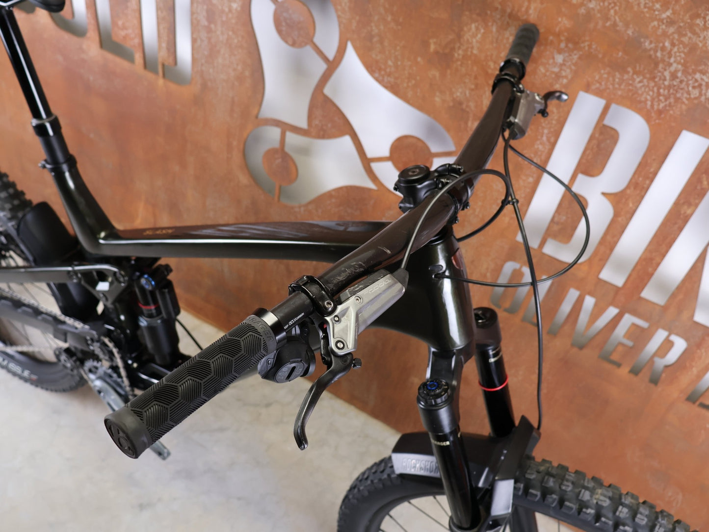 Mountainbike von Trek, TREK SLASH 9.8 GX AXS T - TYPE GEN 6 / BLACK OLIVE / XL vor USEDBIKES - OB.DE Hintergrund