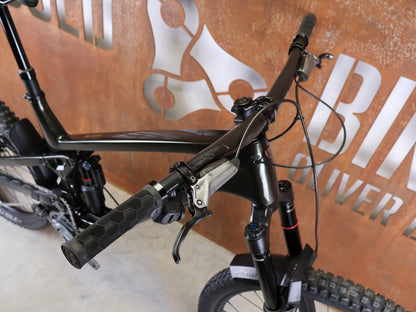 Mountainbike von Trek, TREK SLASH 9.8 GX AXS T - TYPE GEN 6 / BLACK OLIVE / XL vor USEDBIKES - OB.DE Hintergrund