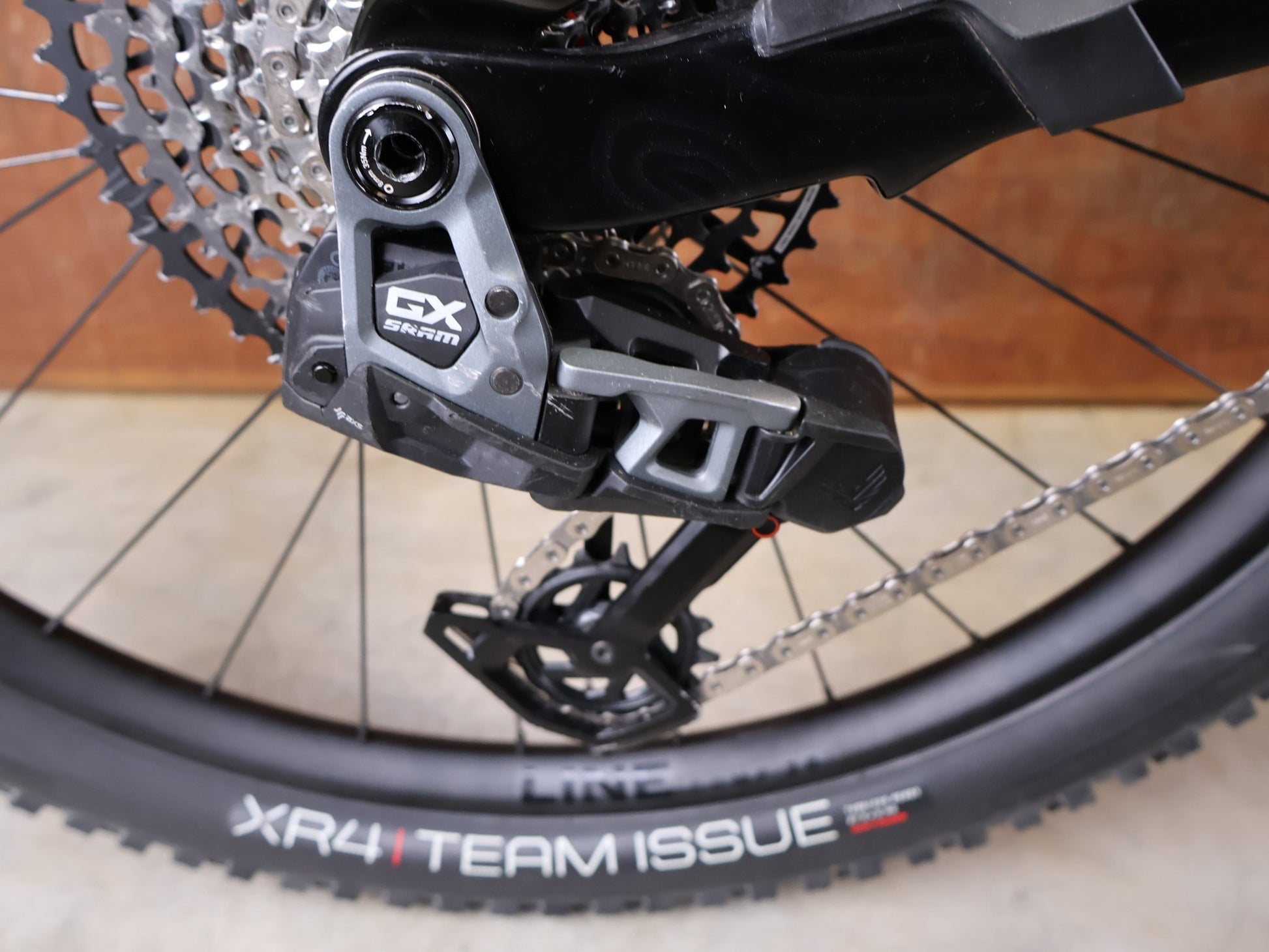 Mountainbike von Trek, TREK SLASH 9.8 GX AXS T - TYPE GEN 6 / BLACK OLIVE / XL vor USEDBIKES - OB.DE Hintergrund