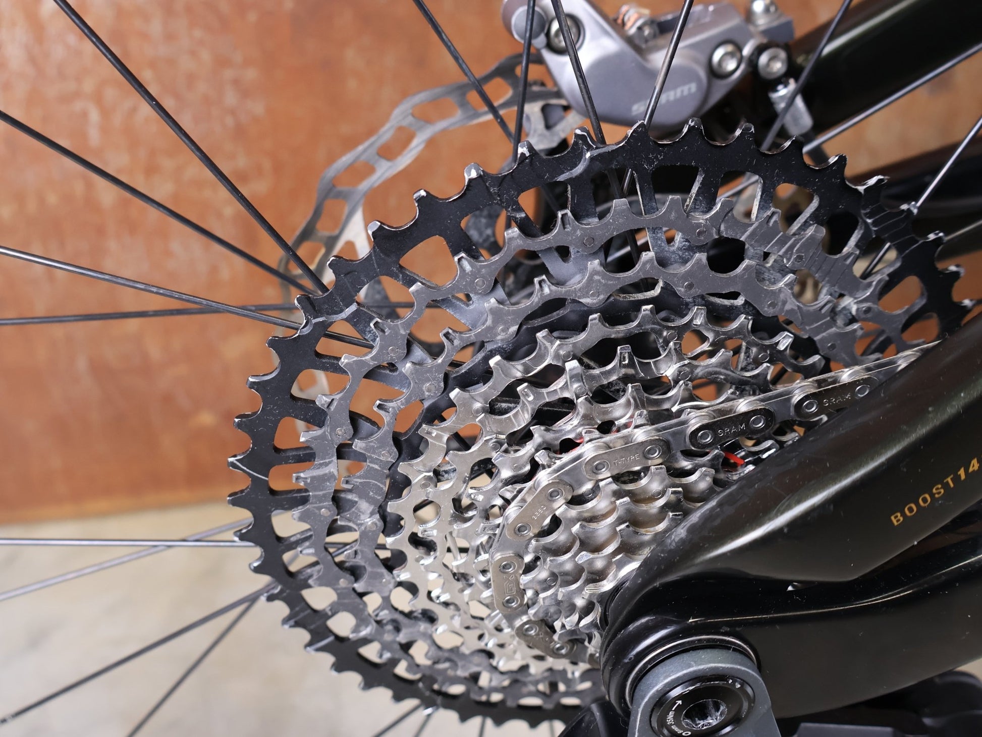 Mountainbike von Trek, TREK SLASH 9.8 GX AXS T - TYPE GEN 6 / BLACK OLIVE / XL vor USEDBIKES - OB.DE Hintergrund