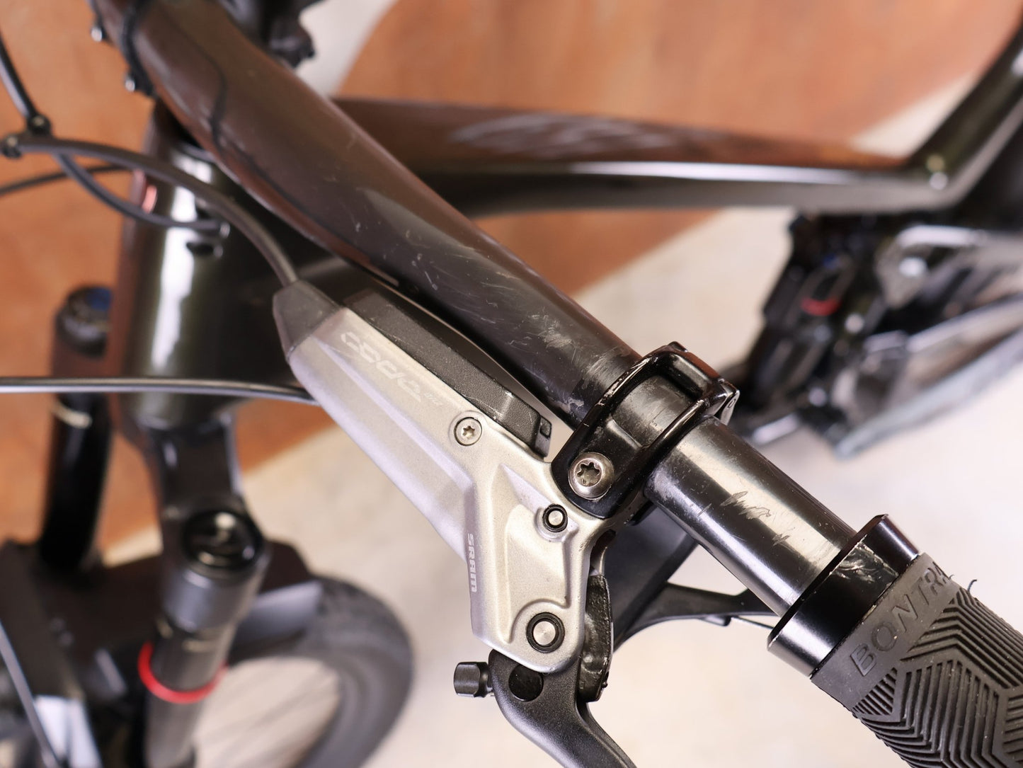 Mountainbike von Trek, TREK SLASH 9.8 GX AXS T - TYPE GEN 6 / BLACK OLIVE / XL vor USEDBIKES - OB.DE Hintergrund