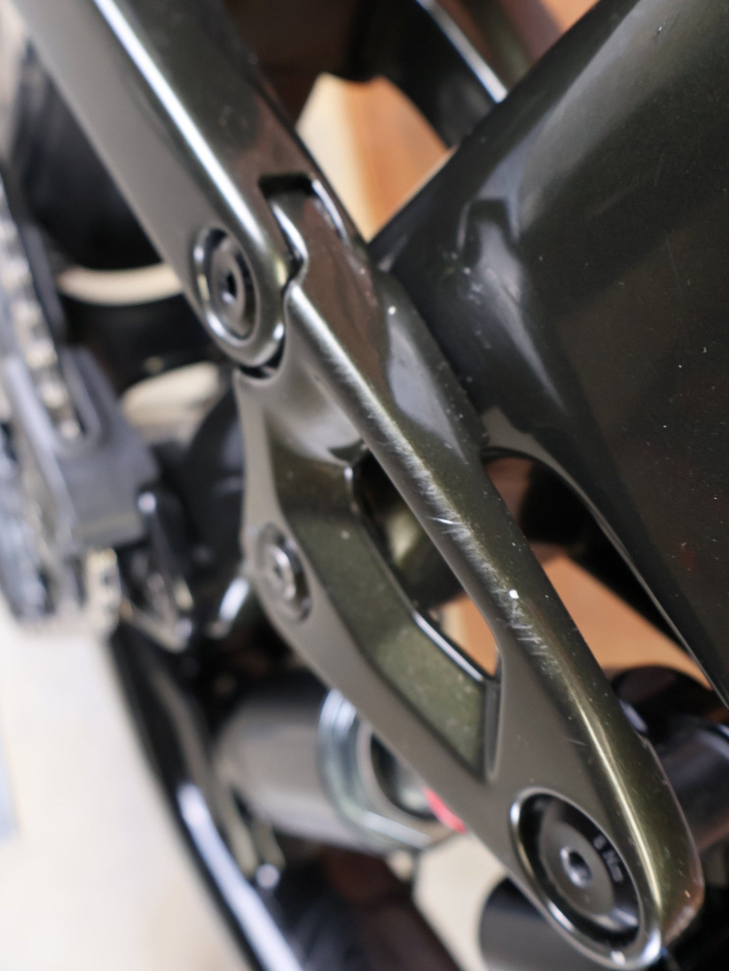 Mountainbike von Trek, TREK SLASH 9.8 GX AXS T - TYPE GEN 6 / BLACK OLIVE / XL vor USEDBIKES - OB.DE Hintergrund