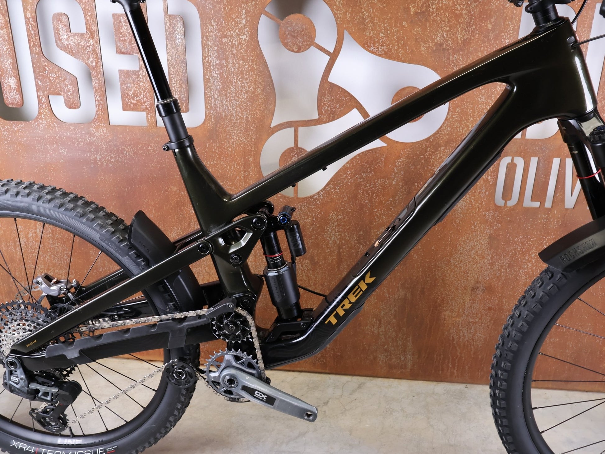 Mountainbike von Trek, TREK SLASH 9.8 GX AXS T - TYPE GEN 6 / BLACK OLIVE / XL vor USEDBIKES - OB.DE Hintergrund