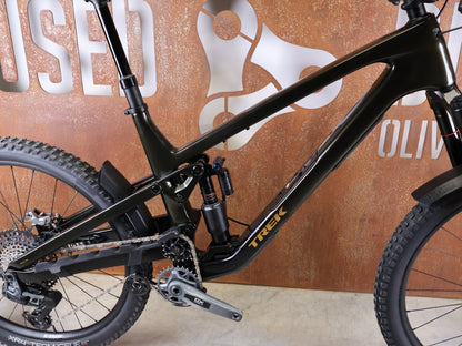 Mountainbike von Trek, TREK SLASH 9.8 GX AXS T - TYPE GEN 6 / BLACK OLIVE / XL vor USEDBIKES - OB.DE Hintergrund