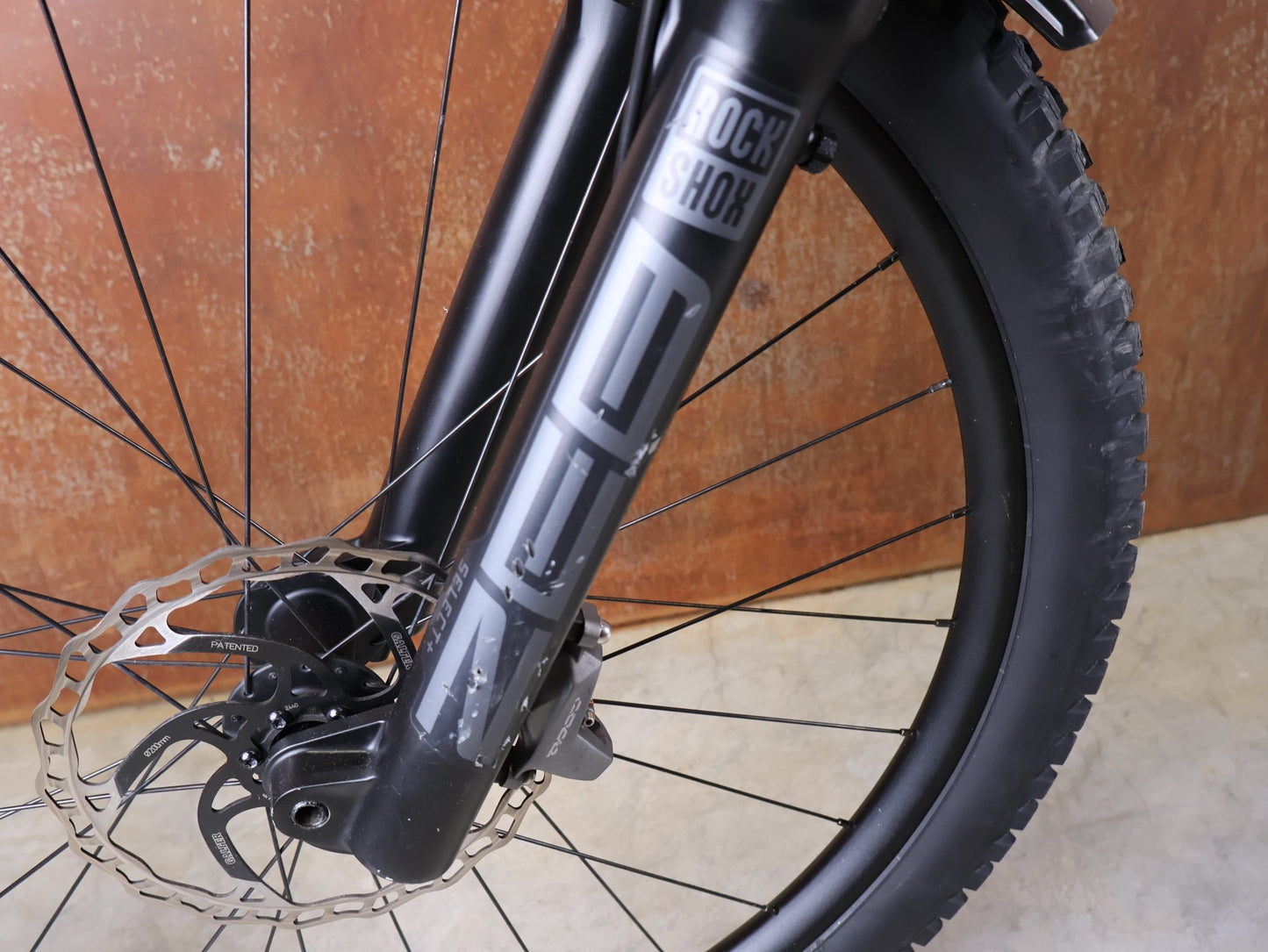 Mountainbike von Trek, TREK SLASH 9.8 GX AXS T - TYPE GEN 6 / BLACK OLIVE / XL vor USEDBIKES - OB.DE Hintergrund