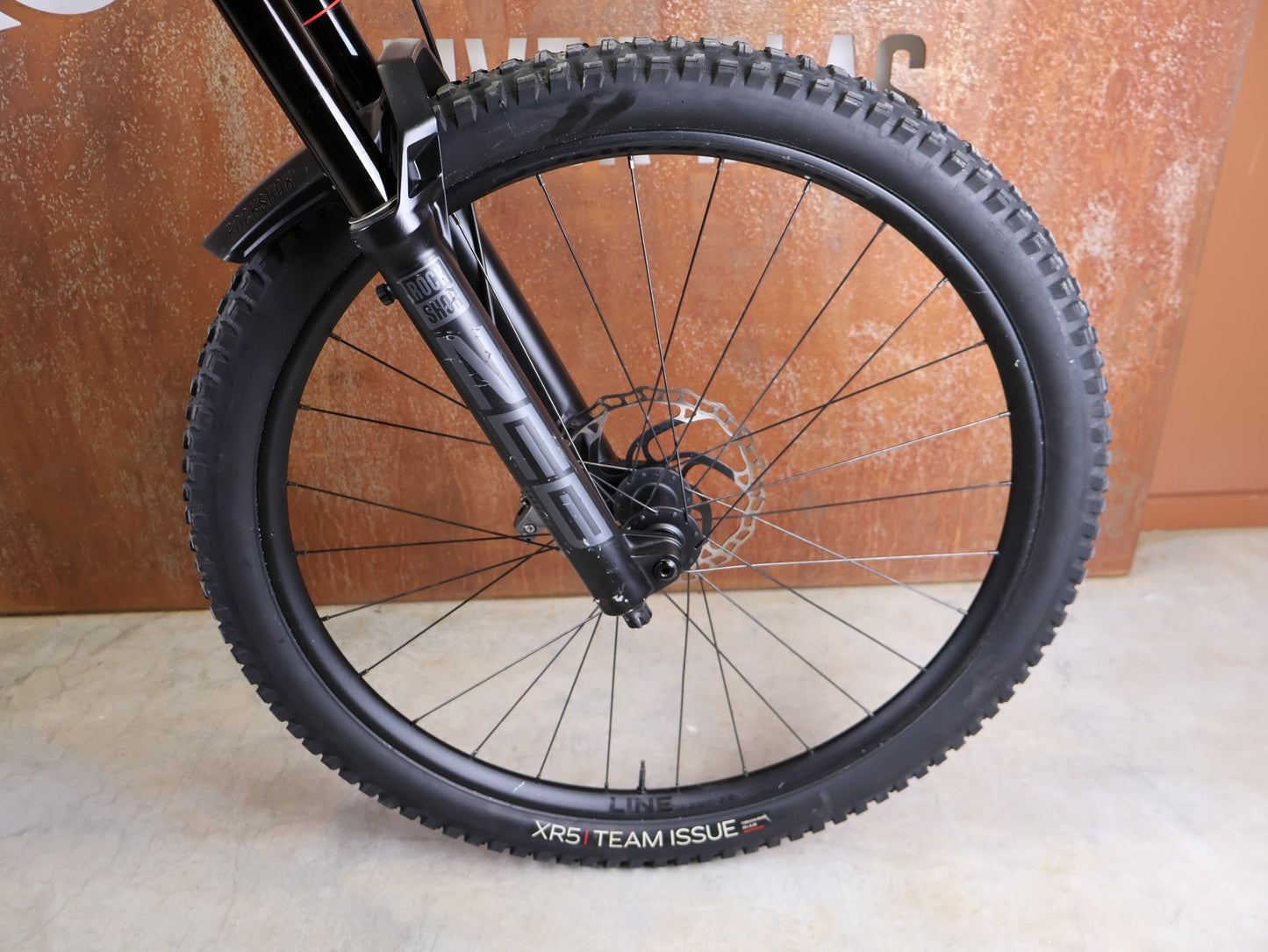 Mountainbike von Trek, TREK SLASH 9.8 GX AXS T - TYPE GEN 6 / BLACK OLIVE / XL vor USEDBIKES - OB.DE Hintergrund