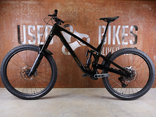 Mountainbike von Trek, TREK SLASH 9.8 GX AXS T - TYPE GEN 6 / BLACK OLIVE / XL vor USEDBIKES - OB.DE Hintergrund