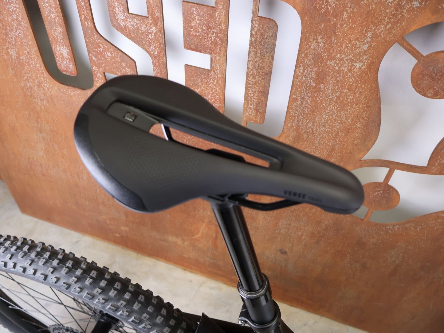 Mountainbike von Trek, TREK SLASH 9.8 GX AXS T - TYPE GEN 6 / BLACK OLIVE / XL vor USEDBIKES - OB.DE Hintergrund