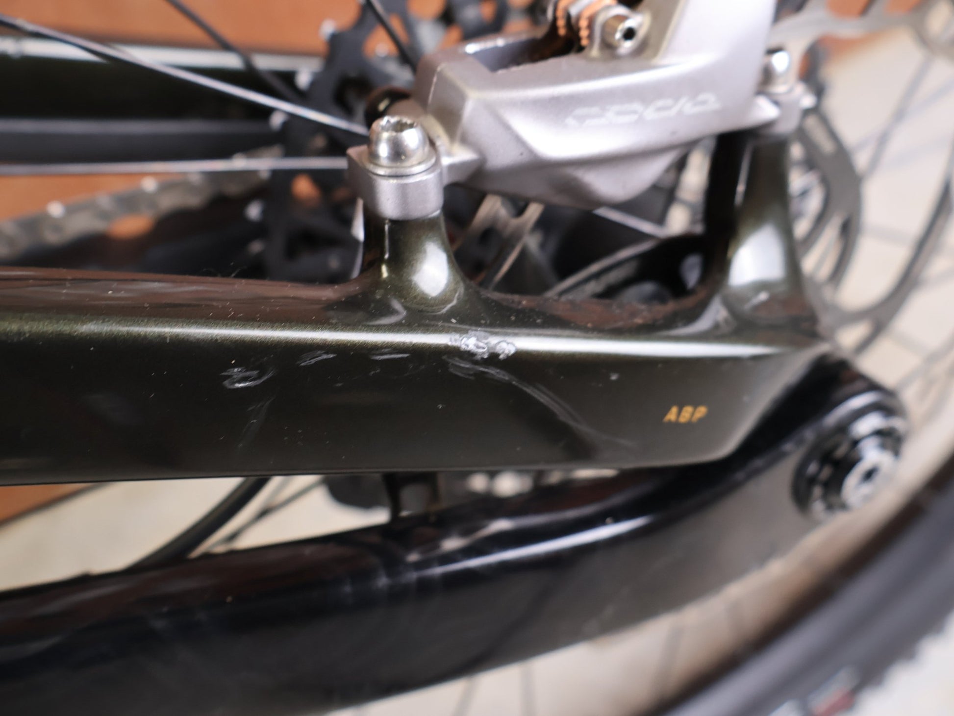 Mountainbike von Trek, TREK SLASH 9.8 GX AXS T - TYPE GEN 6 / BLACK OLIVE / XL vor USEDBIKES - OB.DE Hintergrund