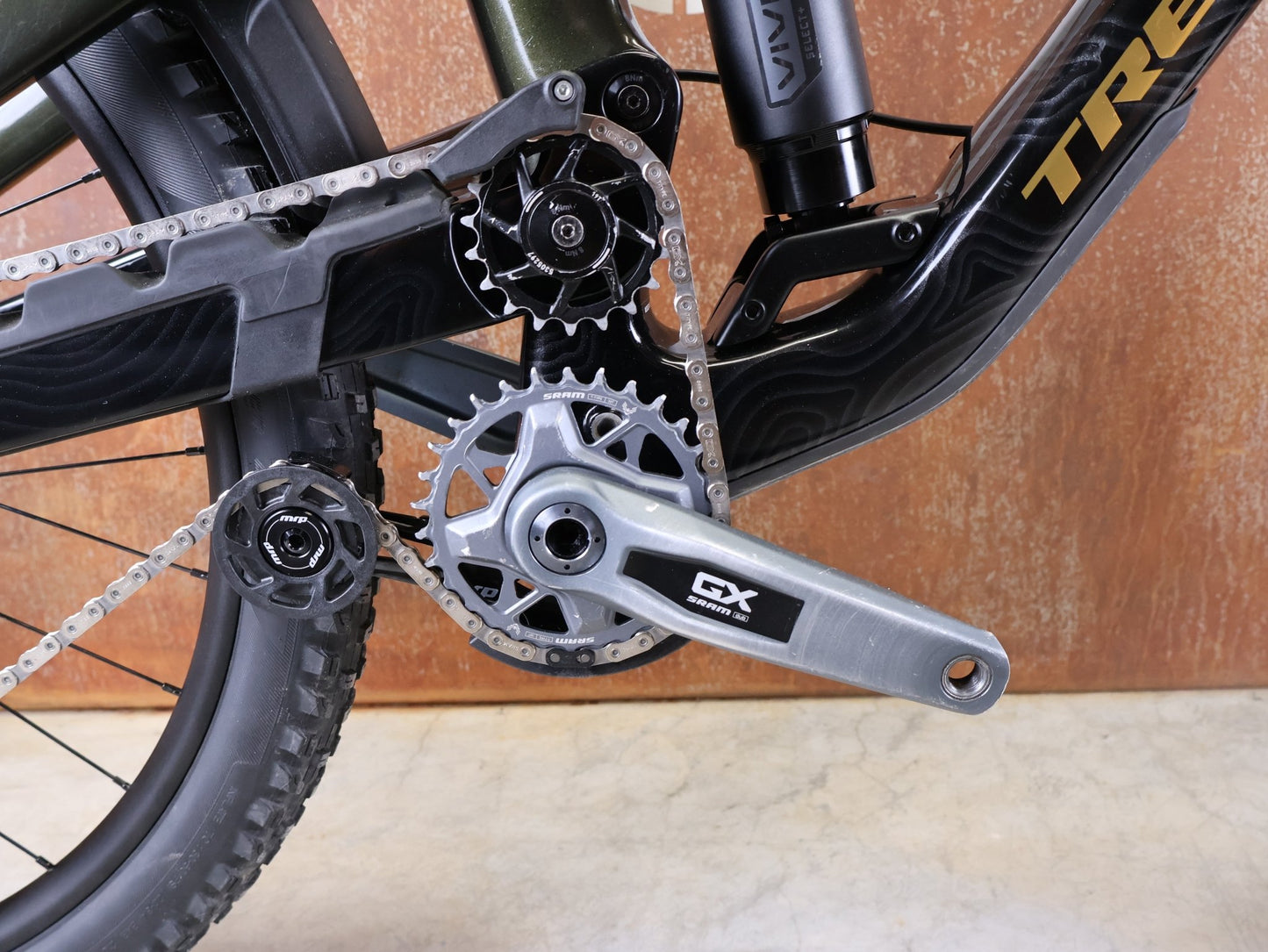 Mountainbike von Trek, TREK SLASH 9.8 GX AXS T - TYPE GEN 6 / BLACK OLIVE / XL vor USEDBIKES - OB.DE Hintergrund