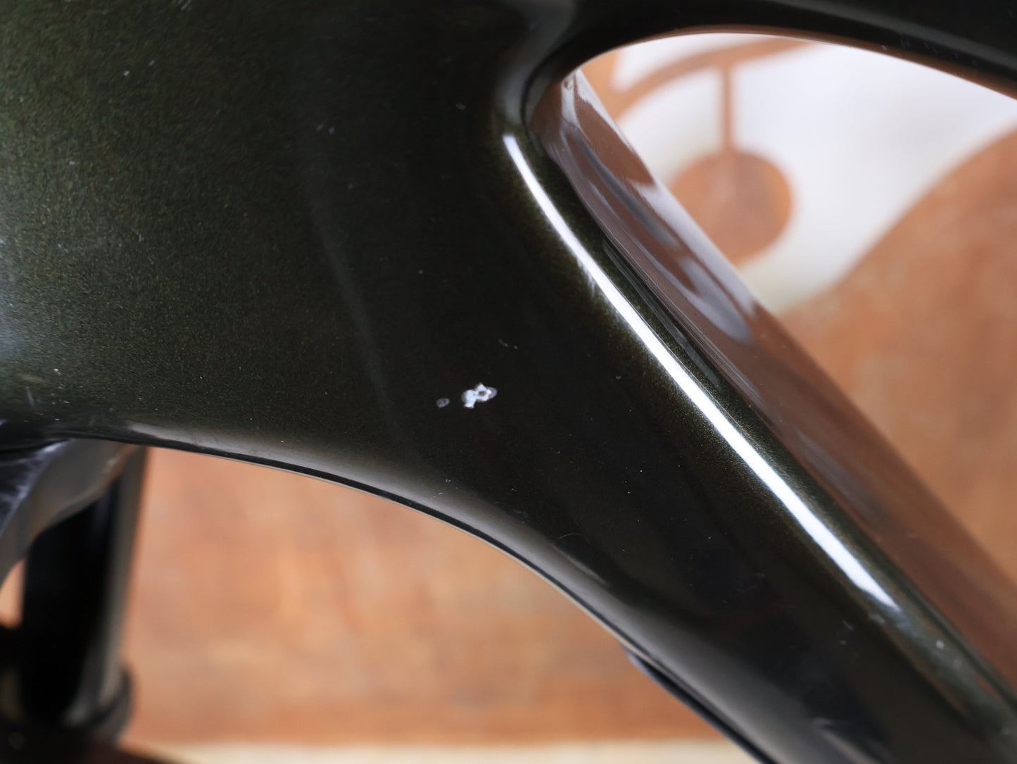 Mountainbike von Trek, TREK SLASH 9.8 GX AXS T - TYPE GEN 6 / BLACK OLIVE / XL vor USEDBIKES - OB.DE Hintergrund