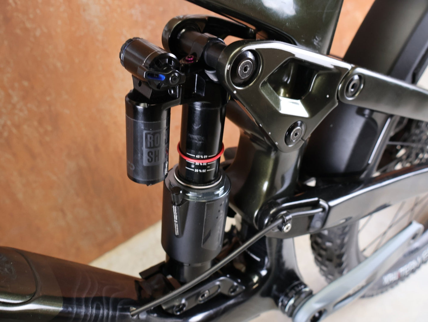 Mountainbike von Trek, TREK SLASH 9.8 GX AXS T - TYPE GEN 6 / BLACK OLIVE / XL vor USEDBIKES - OB.DE Hintergrund