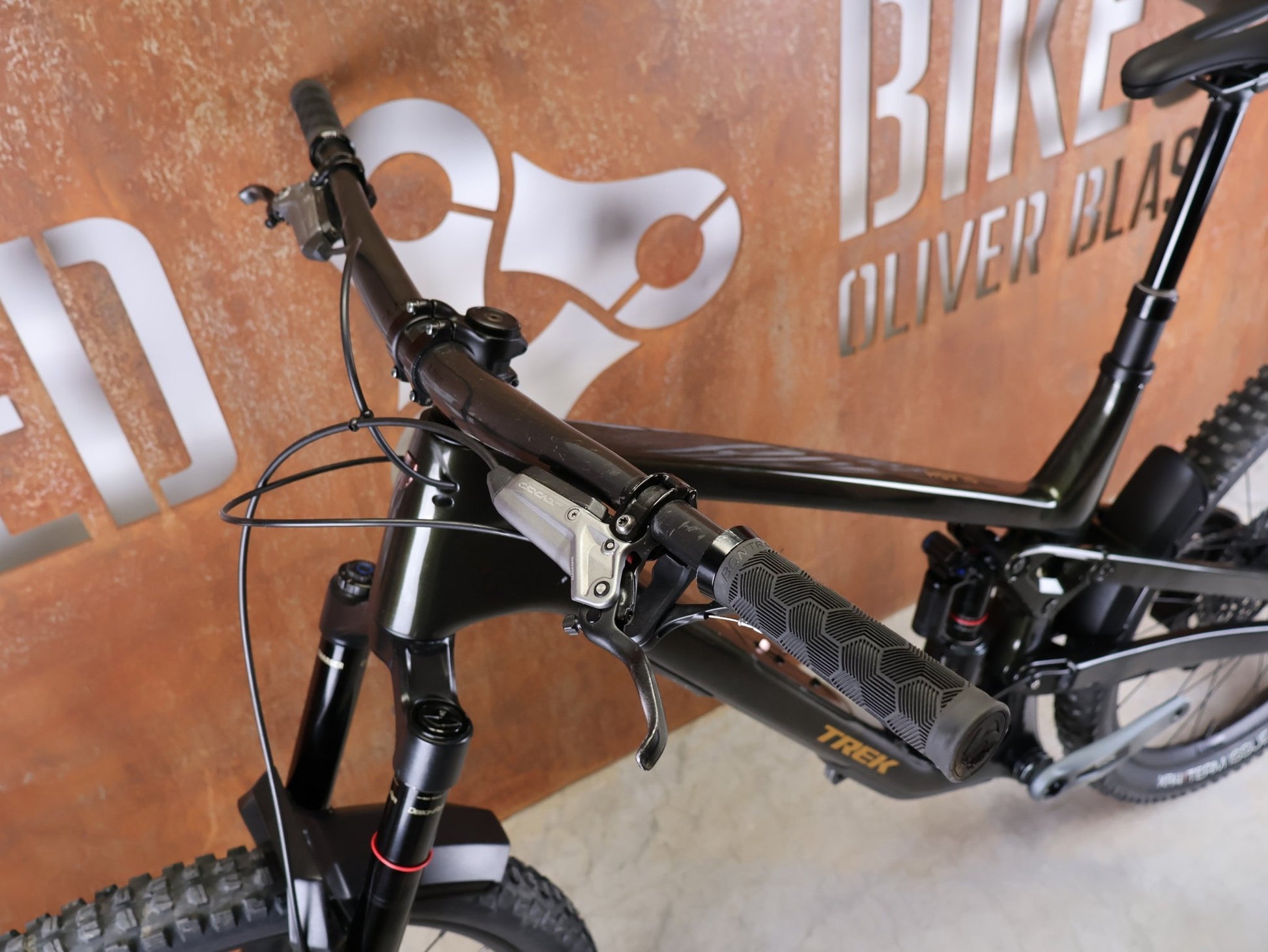 Mountainbike von Trek, TREK SLASH 9.8 GX AXS T - TYPE GEN 6 / BLACK OLIVE / XL vor USEDBIKES - OB.DE Hintergrund