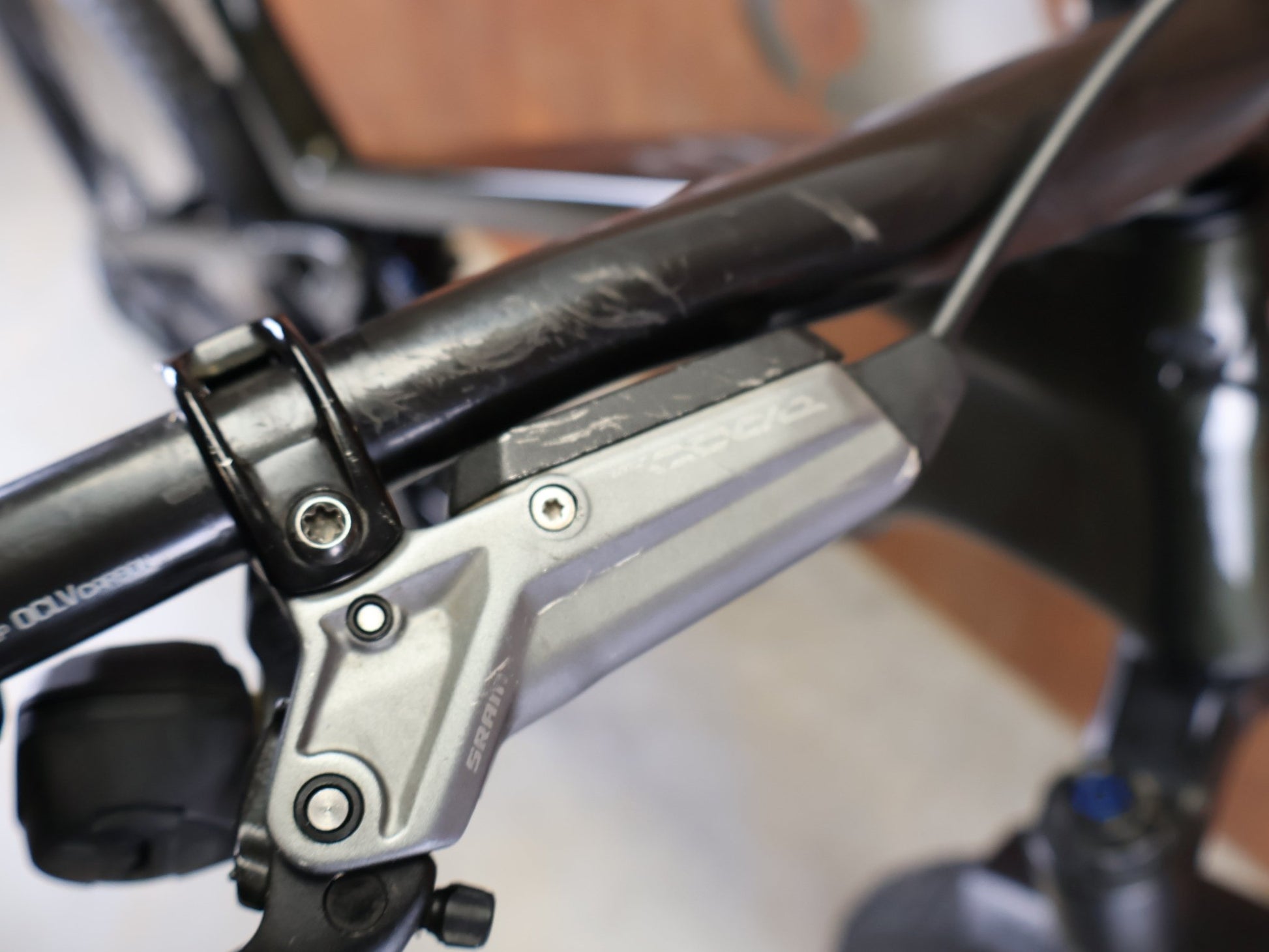 Mountainbike von Trek, TREK SLASH 9.8 GX AXS T - TYPE GEN 6 / BLACK OLIVE / XL vor USEDBIKES - OB.DE Hintergrund