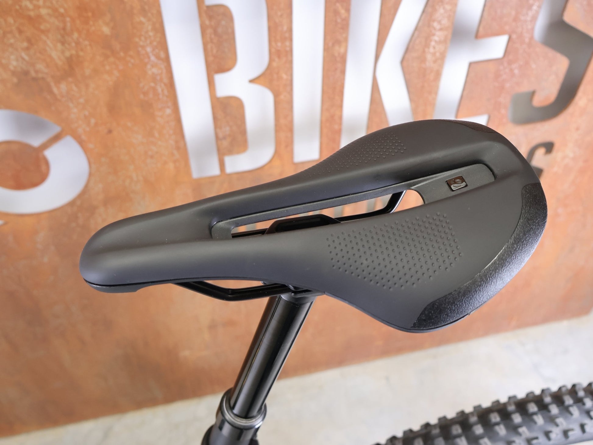 Mountainbike von Trek, TREK SLASH 9.8 GX AXS T - TYPE GEN 6 / BLACK OLIVE / XL vor USEDBIKES - OB.DE Hintergrund