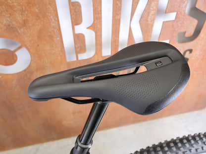 Mountainbike von Trek, TREK SLASH 9.8 GX AXS T - TYPE GEN 6 / BLACK OLIVE / XL vor USEDBIKES - OB.DE Hintergrund