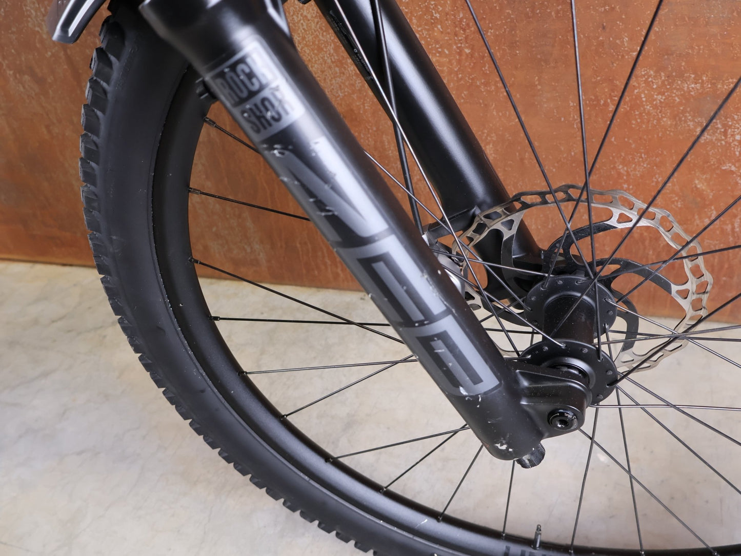 Mountainbike von Trek, TREK SLASH 9.8 GX AXS T - TYPE GEN 6 / BLACK OLIVE / XL vor USEDBIKES - OB.DE Hintergrund