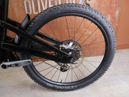 Mountainbike von Trek, TREK SLASH 9.8 GX AXS T - TYPE GEN 6 / BLACK OLIVE / XL vor USEDBIKES - OB.DE Hintergrund