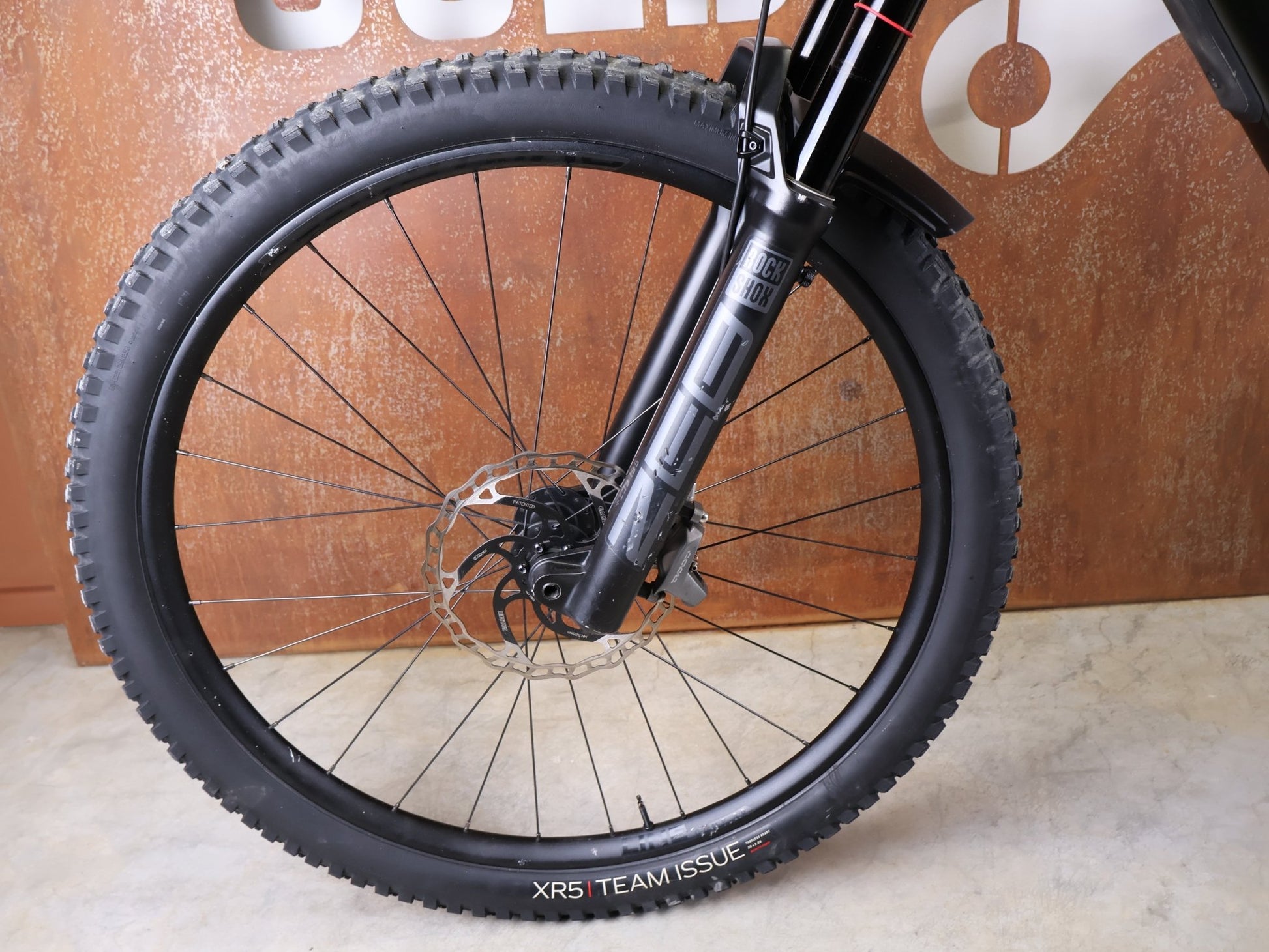 Mountainbike von Trek, TREK SLASH 9.8 GX AXS T - TYPE GEN 6 / BLACK OLIVE / XL vor USEDBIKES - OB.DE Hintergrund