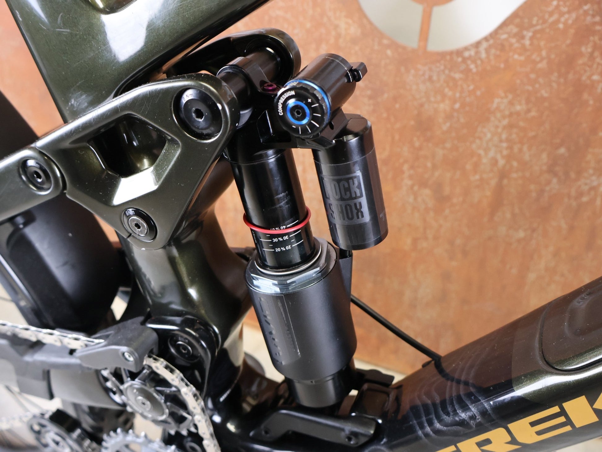 Mountainbike von Trek, TREK SLASH 9.8 GX AXS T - TYPE GEN 6 / BLACK OLIVE / XL vor USEDBIKES - OB.DE Hintergrund