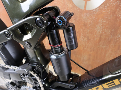 Mountainbike von Trek, TREK SLASH 9.8 GX AXS T - TYPE GEN 6 / BLACK OLIVE / XL vor USEDBIKES - OB.DE Hintergrund