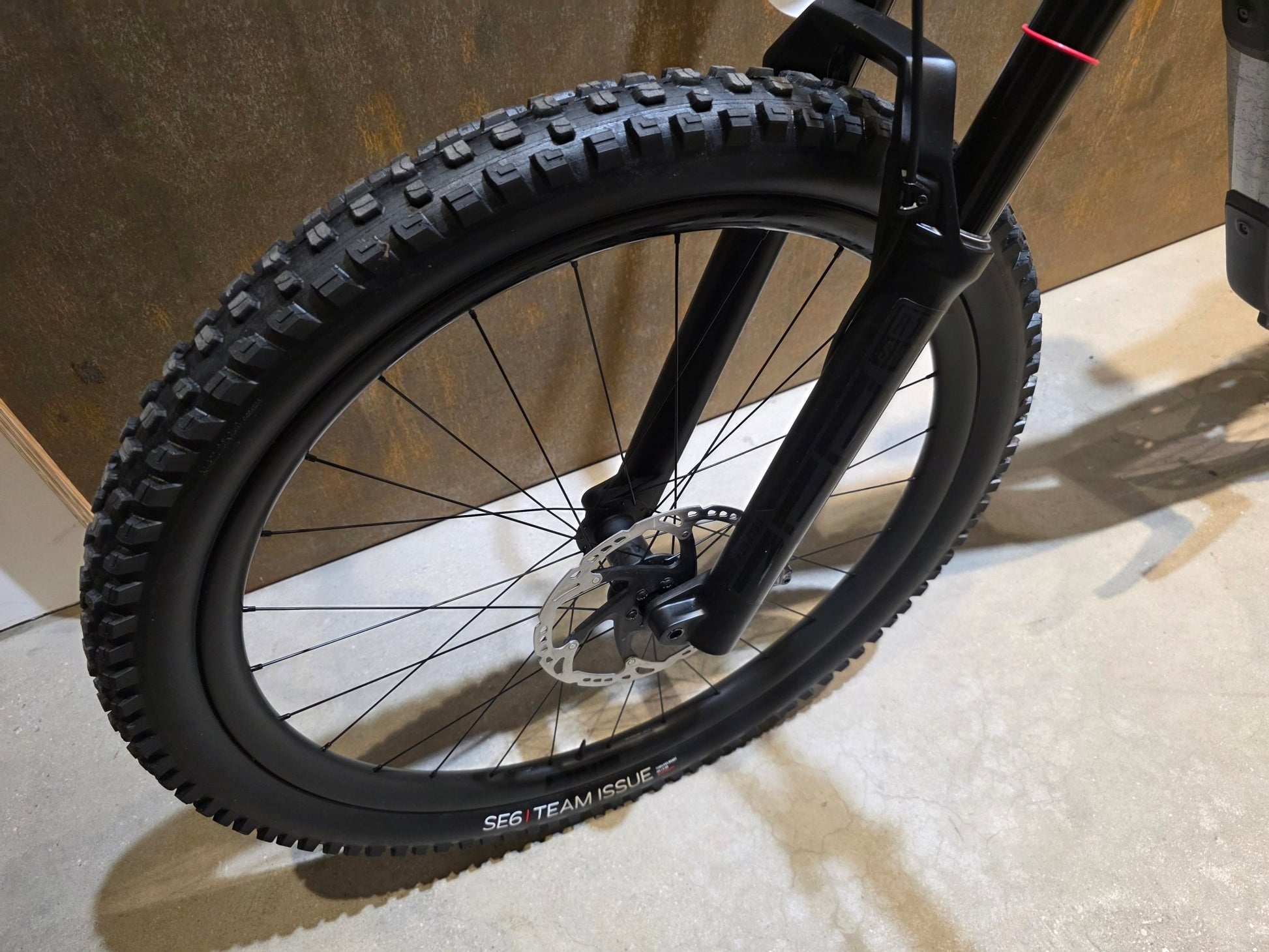Mountainbike von Trek, TREK SLASH 9.8 XT GEN 6 / ARGENT DIZZLE / M vor USEDBIKES - OB.DE Hintergrund