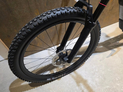 Mountainbike von Trek, TREK SLASH 9.8 XT GEN 6 / ARGENT DIZZLE / M vor USEDBIKES - OB.DE Hintergrund