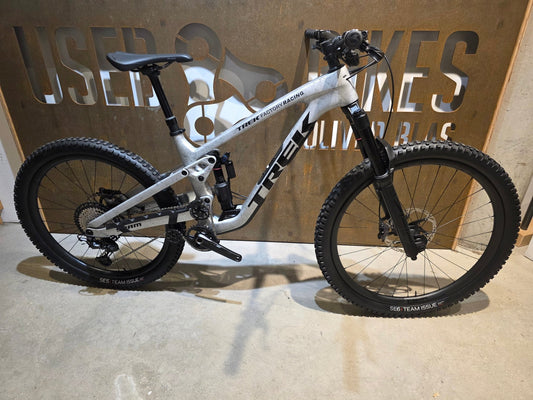 Mountainbike von Trek, TREK SLASH 9.8 XT GEN 6 / ARGENT DIZZLE / M vor USEDBIKES - OB.DE Hintergrund