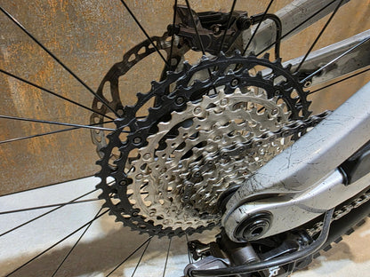 Mountainbike von Trek, TREK SLASH 9.8 XT GEN 6 / ARGENT DIZZLE / M vor USEDBIKES - OB.DE Hintergrund