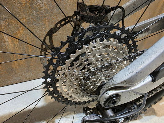 Mountainbike von Trek, TREK SLASH 9.8 XT GEN 6 / ARGENT DIZZLE / M vor USEDBIKES - OB.DE Hintergrund
