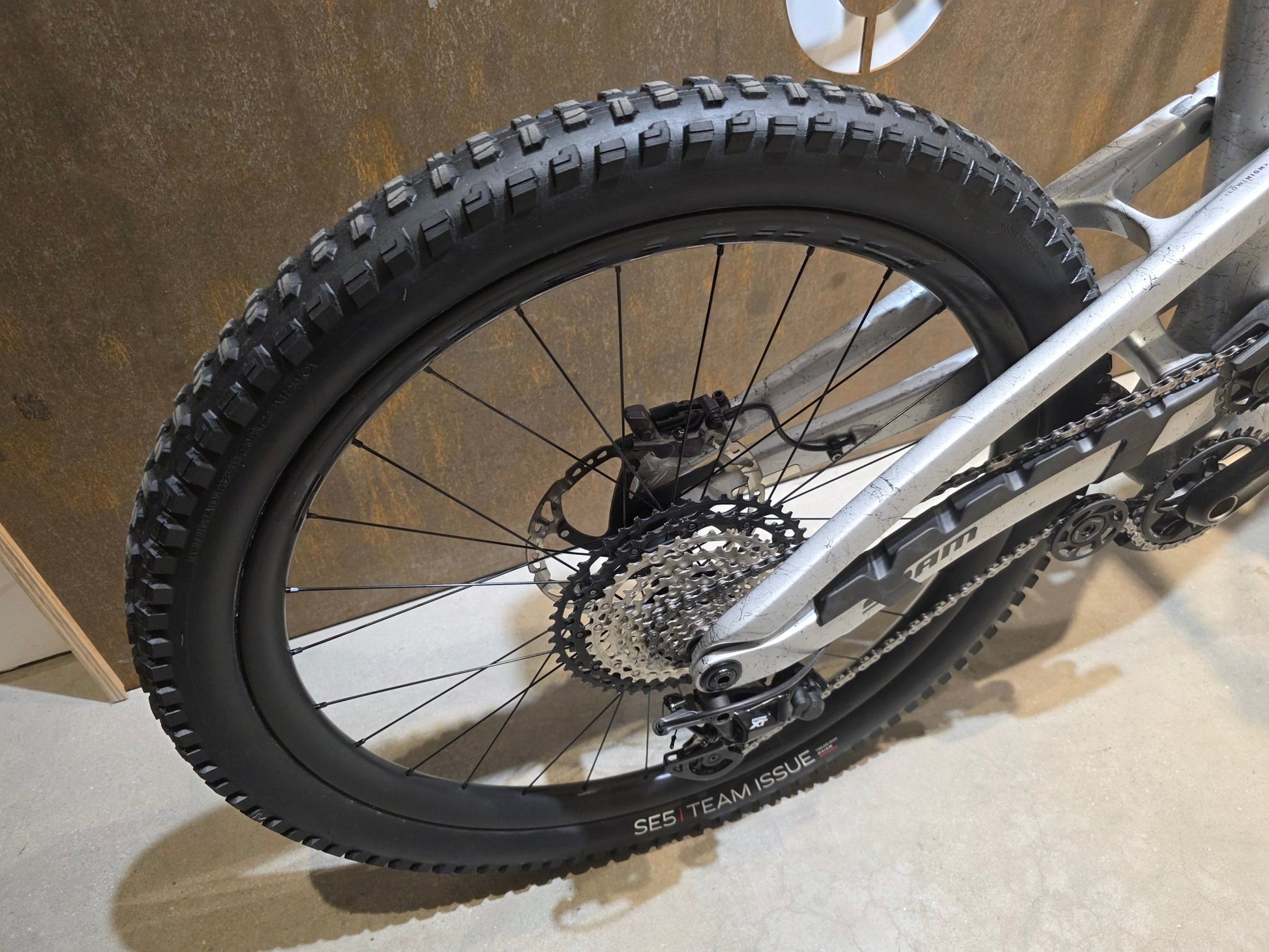 Mountainbike von Trek, TREK SLASH 9.8 XT GEN 6 / ARGENT DIZZLE / M vor USEDBIKES - OB.DE Hintergrund