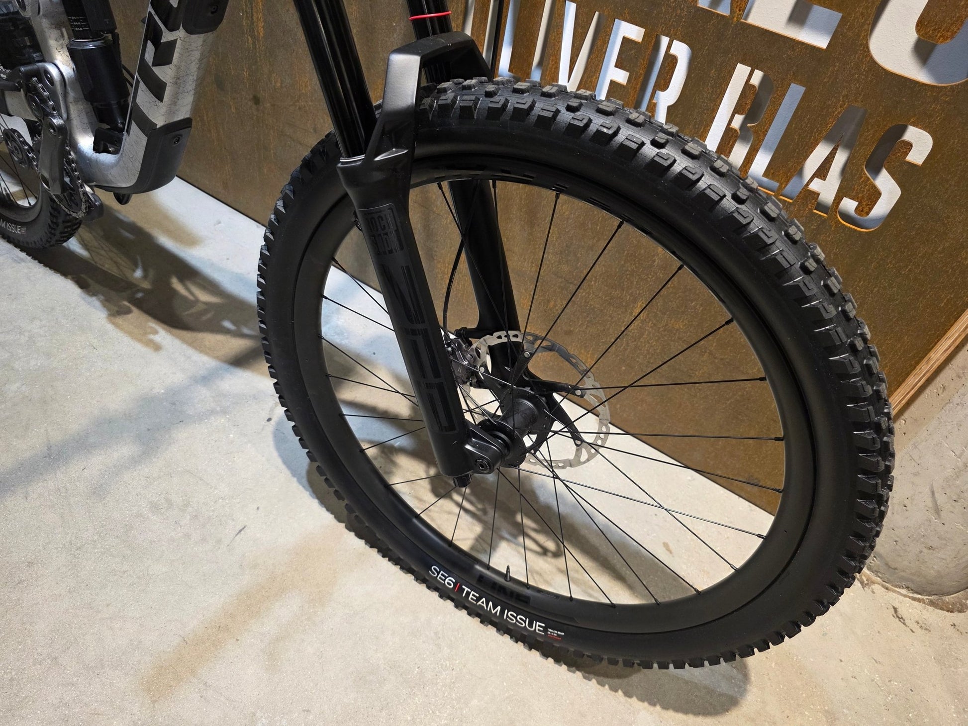 Mountainbike von Trek, TREK SLASH 9.8 XT GEN 6 / ARGENT DIZZLE / M vor USEDBIKES - OB.DE Hintergrund