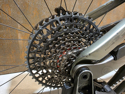 Mountainbike von Trek, TREK SLASH 9.9 AXS T - TYPE GEN 6 / LICHEN GREEN / L in variant_title vor USEDBIKES - OB.DE Hintergrund