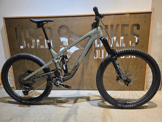 Mountainbike von Trek, TREK SLASH 9.9 AXS T - TYPE GEN 6 / LICHEN GREEN / L in variant_title vor USEDBIKES - OB.DE Hintergrund