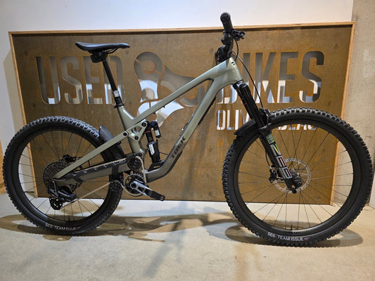 Mountainbike von Trek, TREK SLASH 9.9 AXS T - TYPE GEN 6 / LICHEN GREEN / L in variant_title vor USEDBIKES - OB.DE Hintergrund