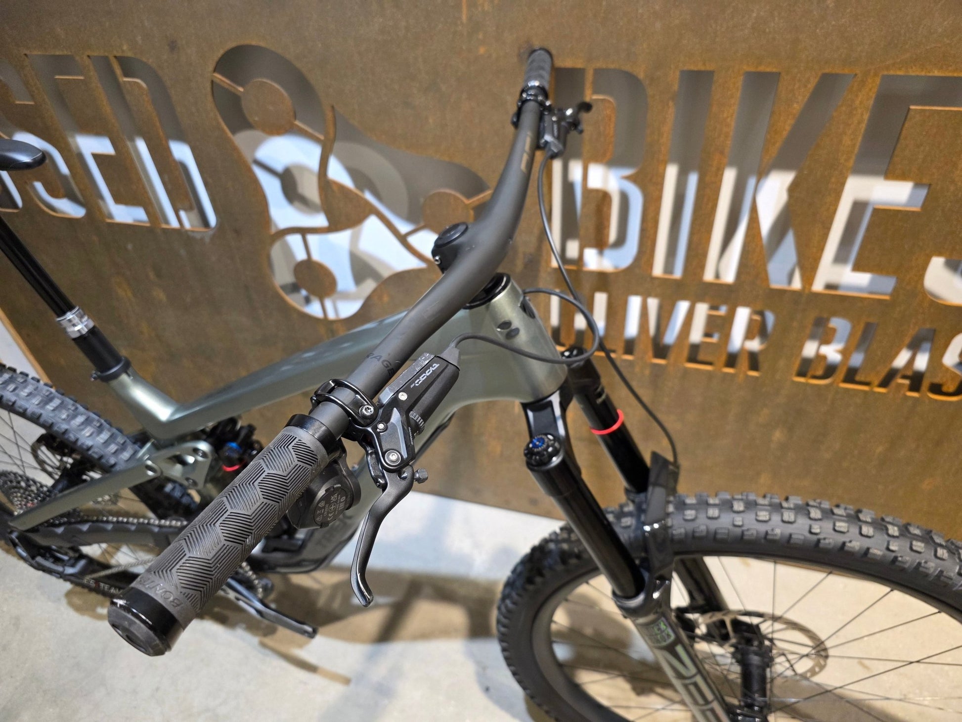 Mountainbike von Trek, TREK SLASH 9.9 AXS T - TYPE GEN 6 / LICHEN GREEN / L in variant_title vor USEDBIKES - OB.DE Hintergrund