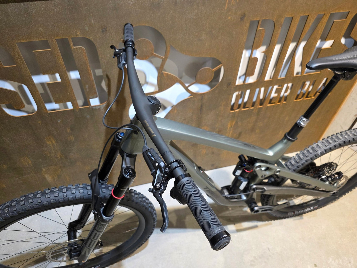 Mountainbike von Trek, TREK SLASH 9.9 AXS T - TYPE GEN 6 / LICHEN GREEN / L in variant_title vor USEDBIKES - OB.DE Hintergrund