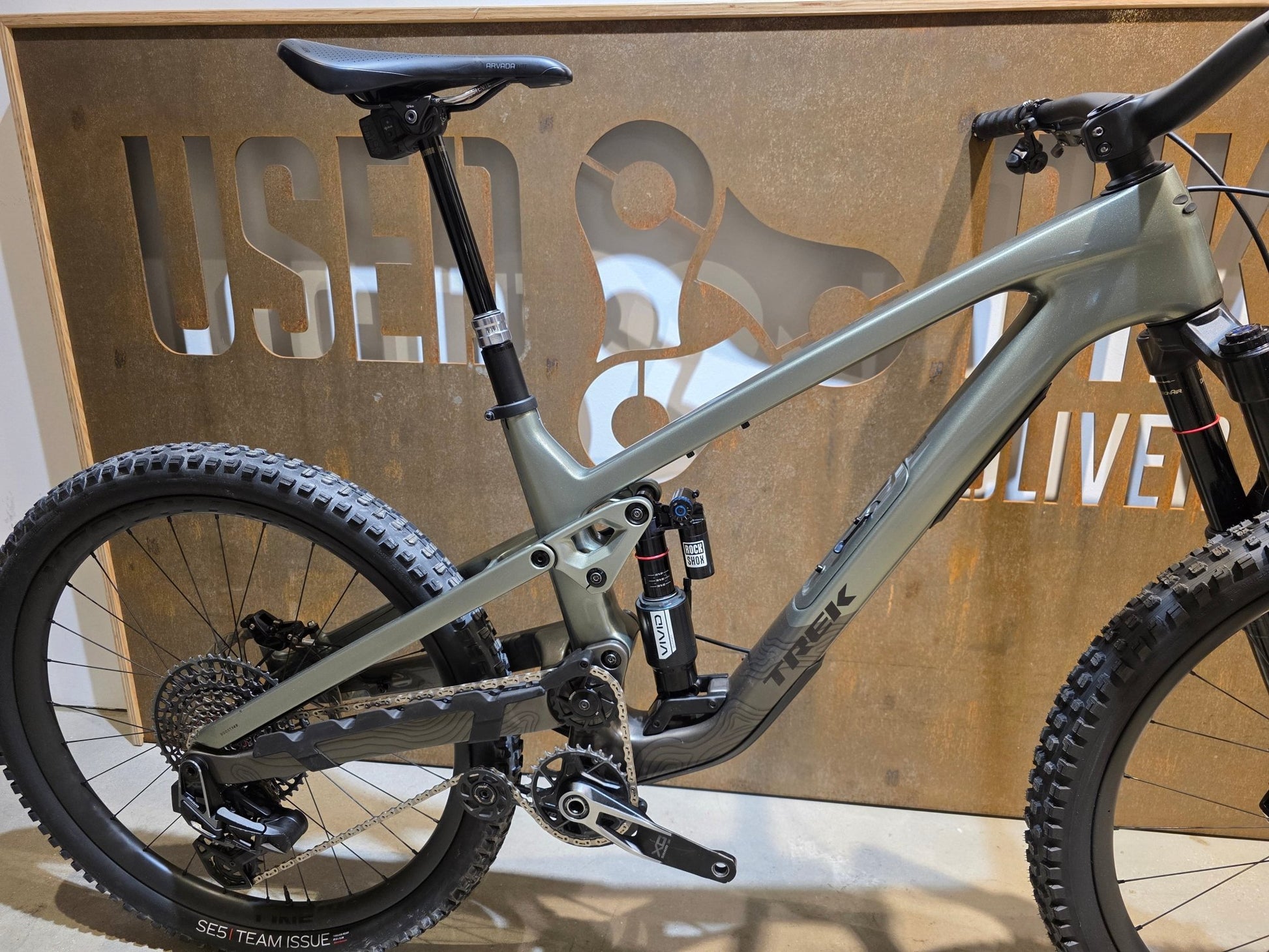 Mountainbike von Trek, TREK SLASH 9.9 AXS T - TYPE GEN 6 / LICHEN GREEN / L in variant_title vor USEDBIKES - OB.DE Hintergrund