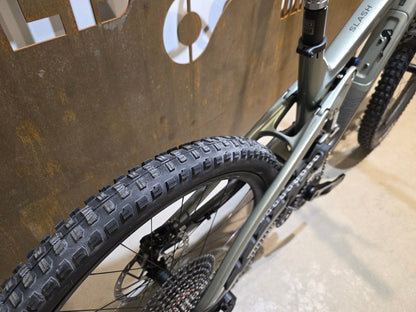 Mountainbike von Trek, TREK SLASH 9.9 AXS T - TYPE GEN 6 / LICHEN GREEN / L in variant_title vor USEDBIKES - OB.DE Hintergrund