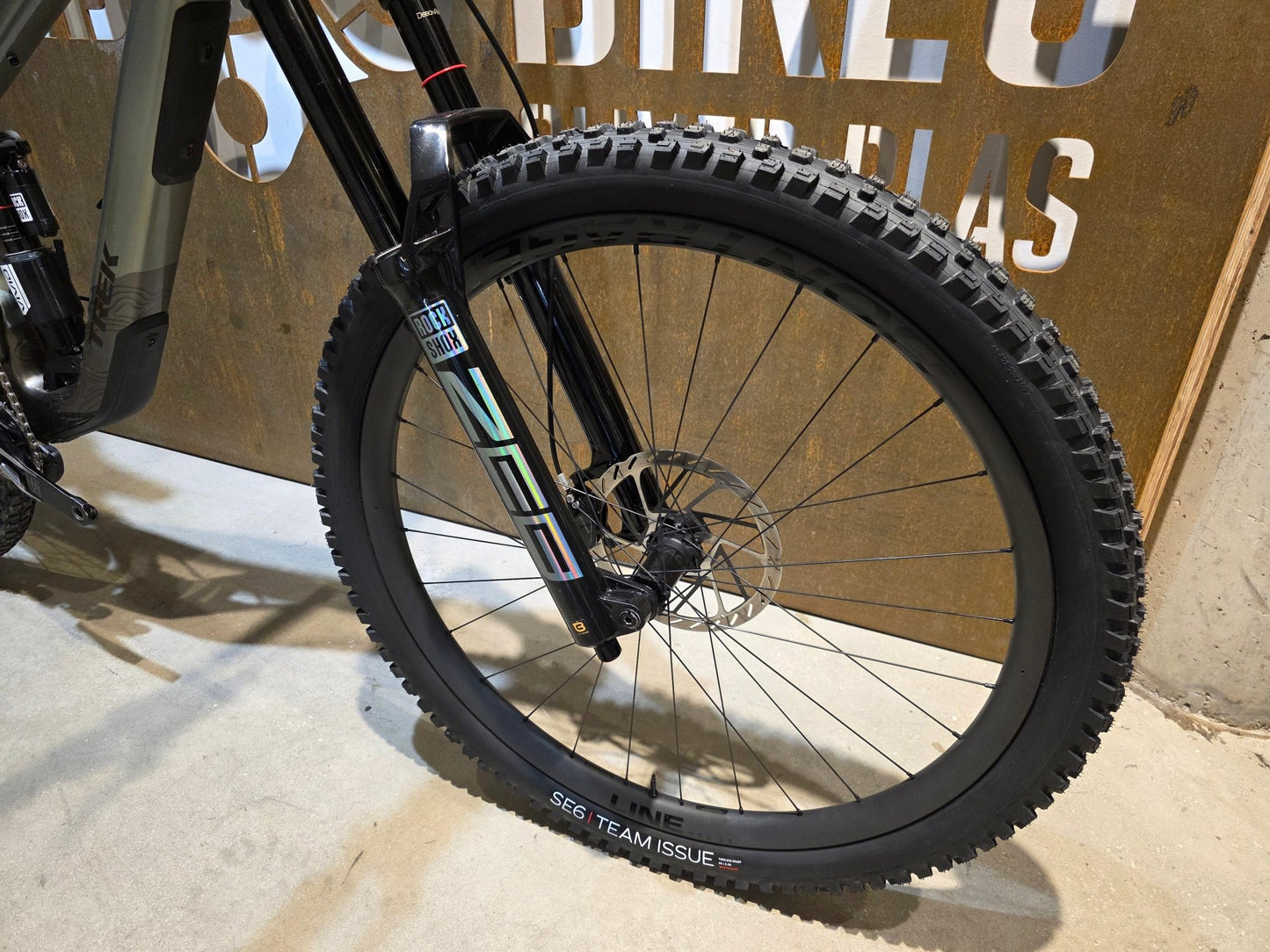 Mountainbike von Trek, TREK SLASH 9.9 AXS T - TYPE GEN 6 / LICHEN GREEN / L in variant_title vor USEDBIKES - OB.DE Hintergrund