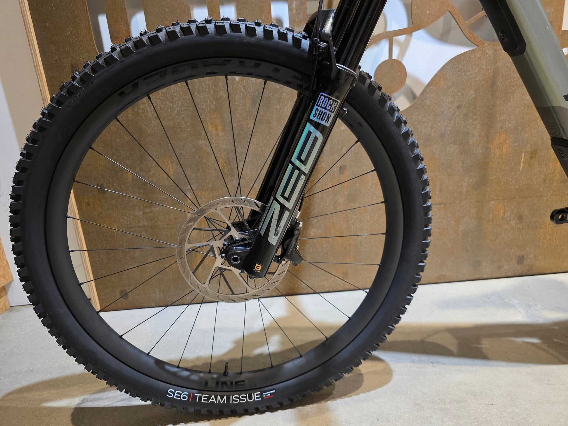 Mountainbike von Trek, TREK SLASH 9.9 AXS T - TYPE GEN 6 / LICHEN GREEN / L in variant_title vor USEDBIKES - OB.DE Hintergrund