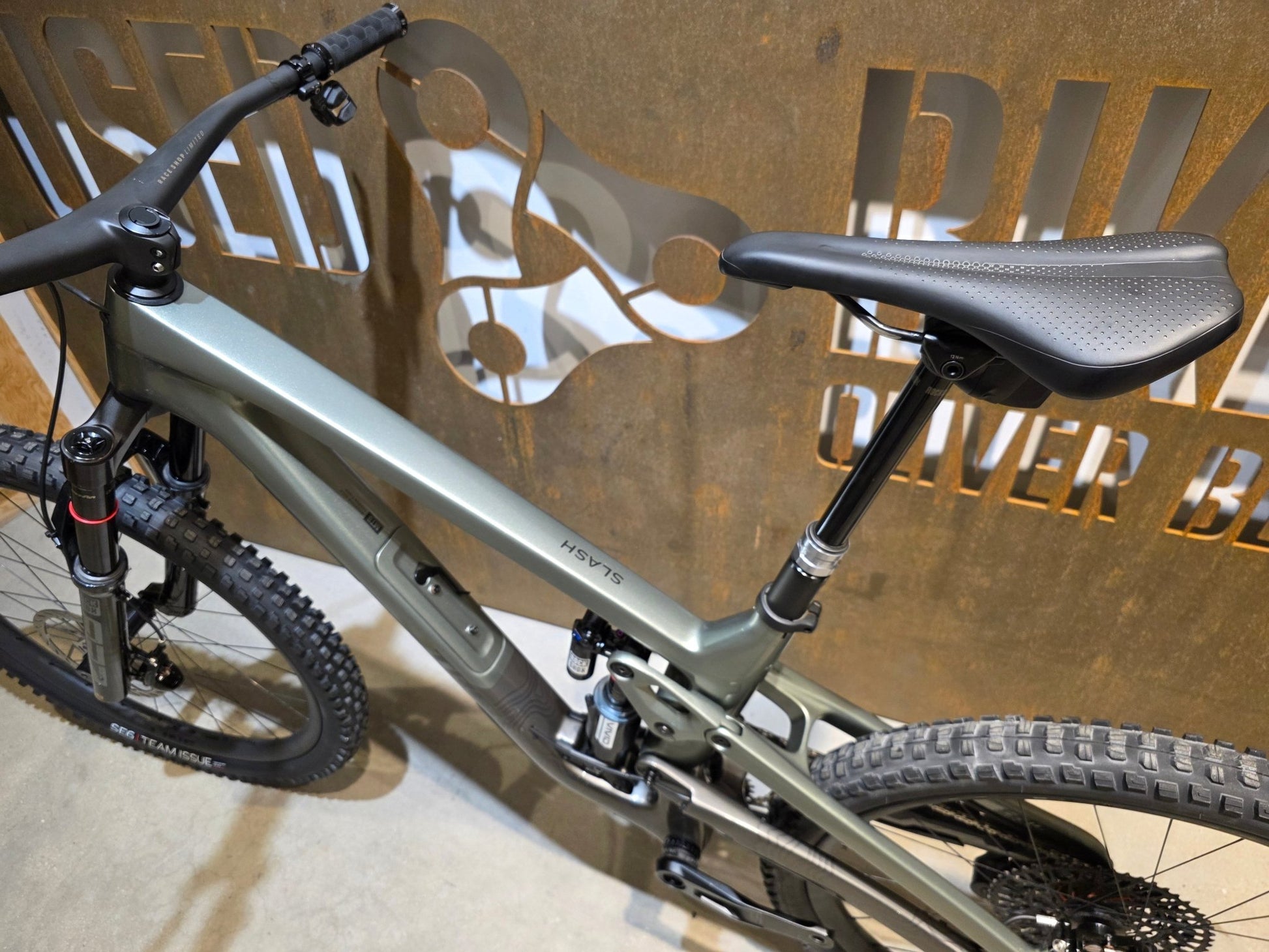 Mountainbike von Trek, TREK SLASH 9.9 AXS T - TYPE GEN 6 / LICHEN GREEN / L in variant_title vor USEDBIKES - OB.DE Hintergrund